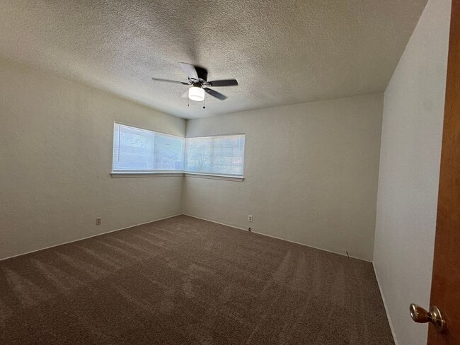 Building Photo - 2426 E Dayton Ave