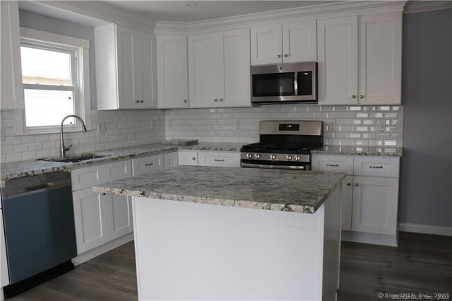 Building Photo - 41 Colonial Rd