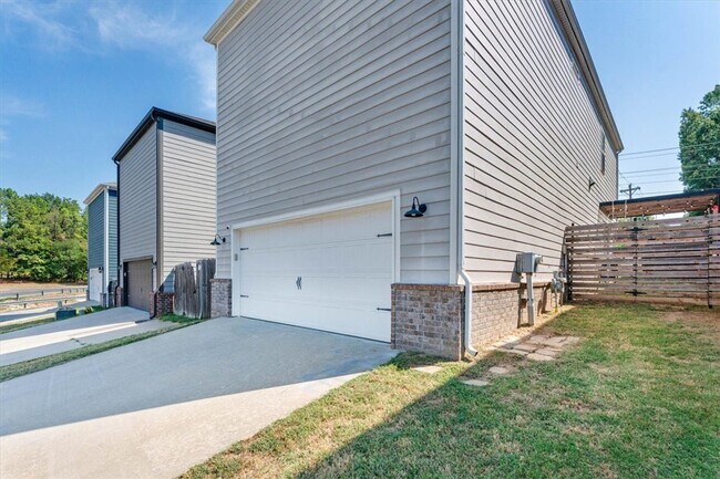 Building Photo - 1754 S Osage Rd