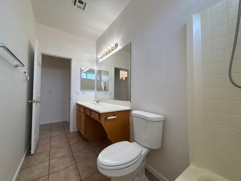 Building Photo - 2120 E Flintlock Way