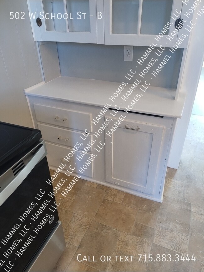 Building Photo - 502 W School St