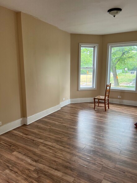 Living room - 5625 S Princeton Ave