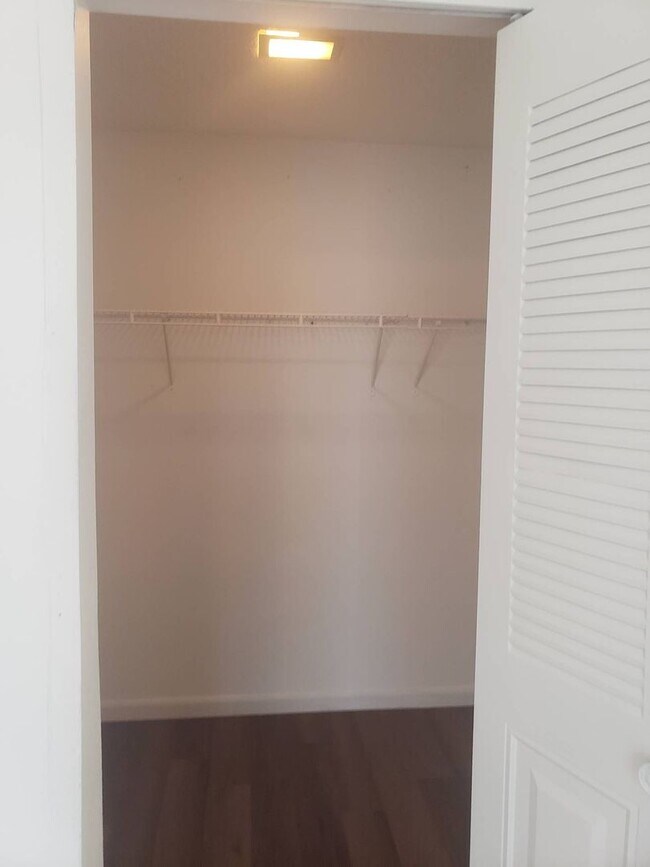 Building Photo - GREAT 3 bedroom 2 bath all new inside sing...