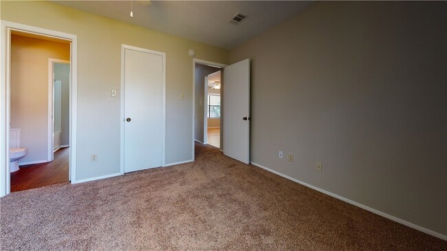 Building Photo - 307 Manuel Dr