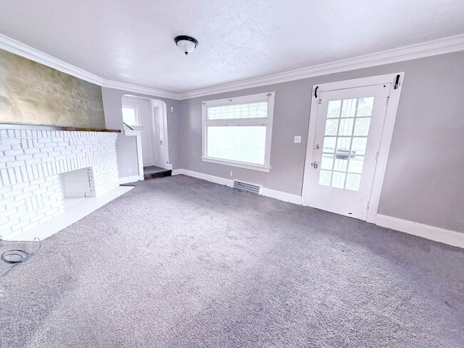 Primary Photo - 3 BED 1 BATH BEAUTIFUL SINGLE FAMILY HOME