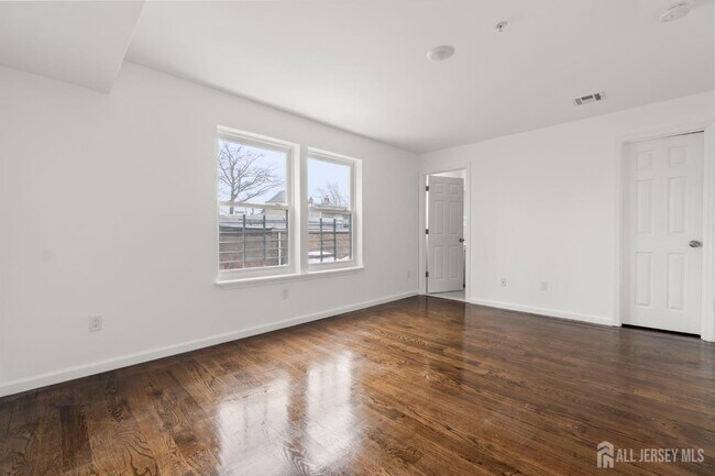 Building Photo - 496 S 18th St