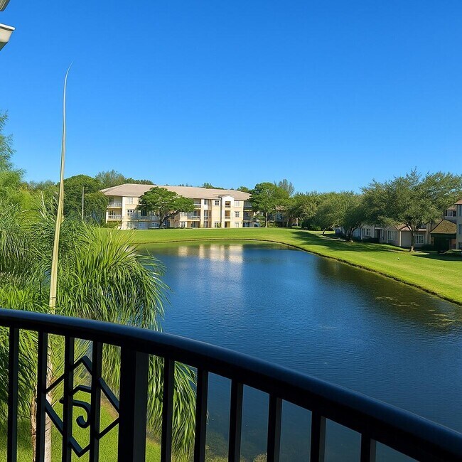 Building Photo - 900 Crestwood Ct S