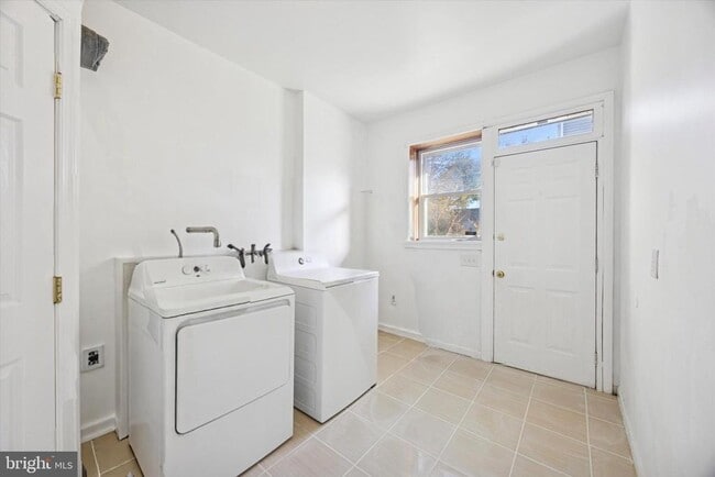 Building Photo - 7033 Sherwood Rd