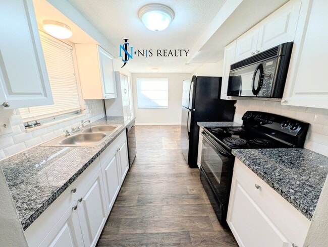 Building Photo - SPECIAL OFFER: $250 off 2nd months rent* 3/1.5/1 1113 Sq. Ft. with UPDATED bathrooms and kitchen ...