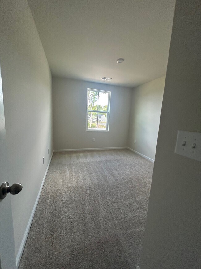 Building Photo - 284 Meadows Dr