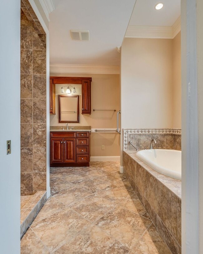 Building Photo - Experience lakefront living at its finest in the heart of East TN
