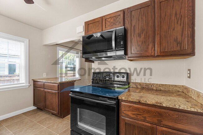 Building Photo - 4 Bedroom 2 Bathroom Home with a Fully Fen...