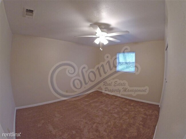 Building Photo - 215 E Robin Ln