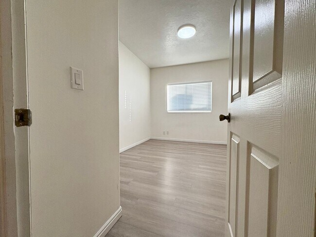 Building Photo - Lakeview Orem Living – 3 Bed Near UVU