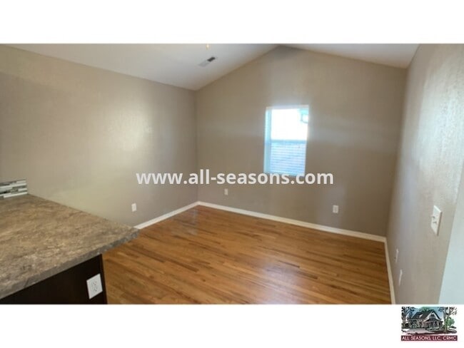 Building Photo - Remodeled bungalow located close to downtown!