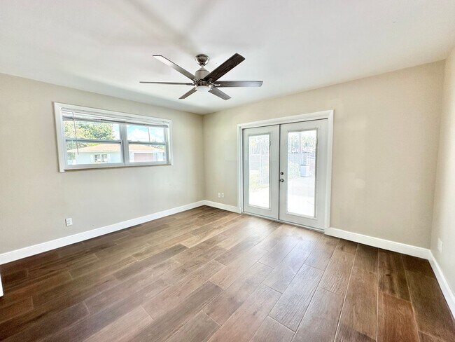 Building Photo - ** CENTRAL NAPLES **4 BED / 2 BATH ** POOL...