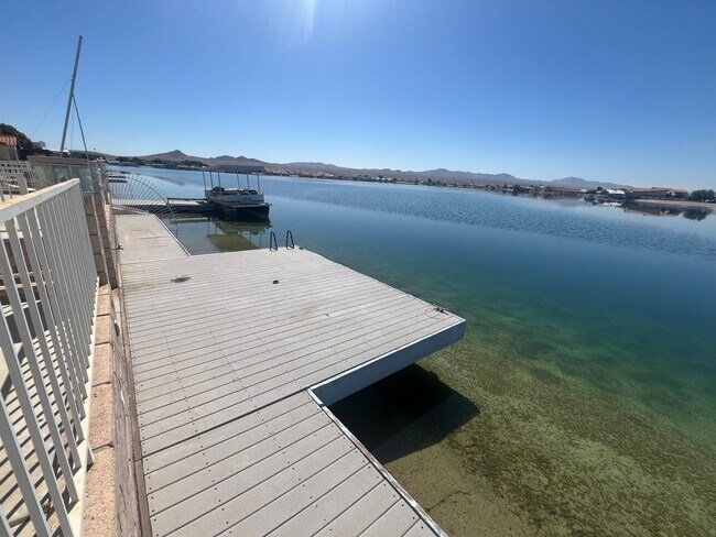 Building Photo - Lake front 3 bed 2 bth home in Helendale!