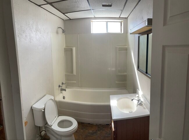 Building Photo - 2022 Plainview Ave