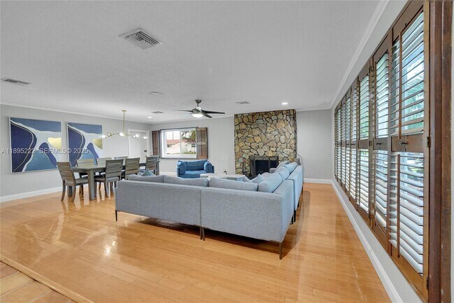 Building Photo - 1518 N Yale Dr