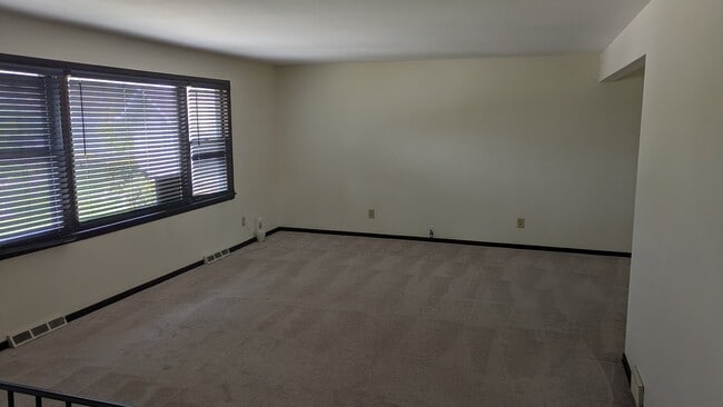 Large Living room - 418 Lincoln Ln