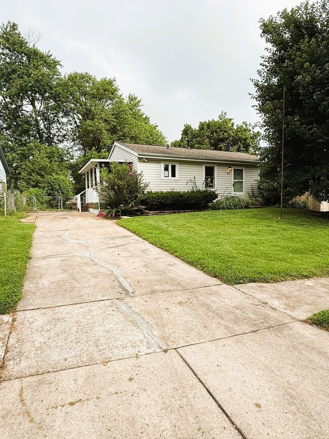 Building Photo - Fully Rehabbed 3 bedroom, 1 bathroom Renta...
