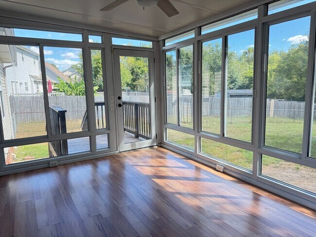 Building Photo - Awesome Ranch near Exit 1! 3bed/2bath with...