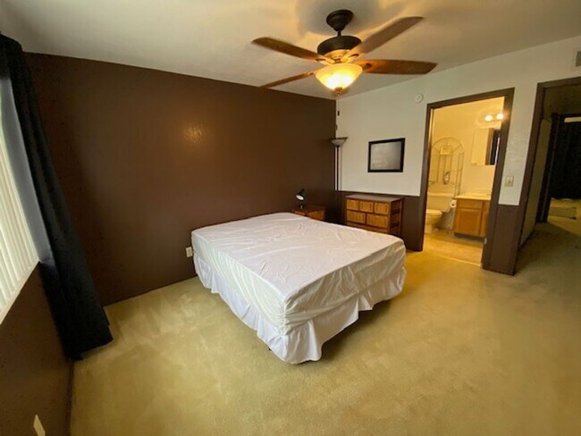 Building Photo - QUAINT, CUTE, 2BR CONDO; Covered Parking; ...