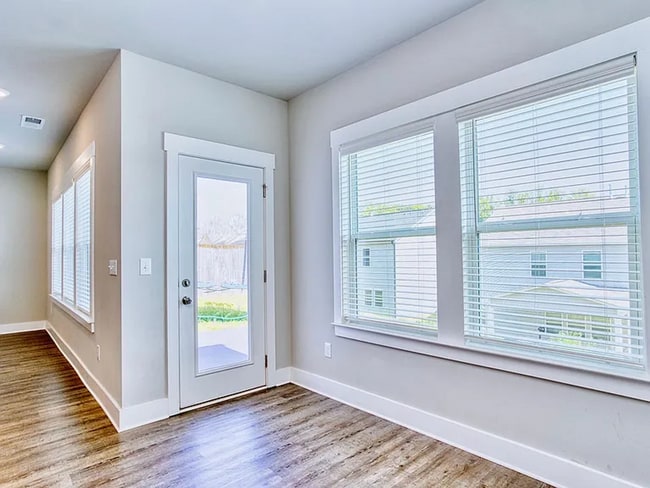 Building Photo - Immaculate Home