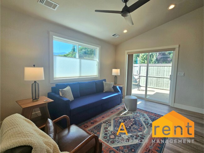 Building Photo - Beautiful fully furnished, single level 3 ...