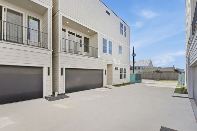 Building Photo - 2212 Lou Ellen Ln