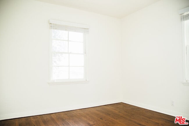 Building Photo - 521 Hollister Ave