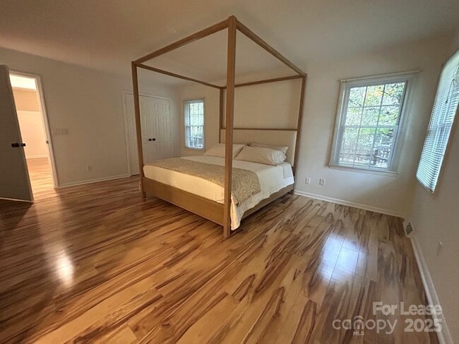 Building Photo - 10316 Whitethorn Dr