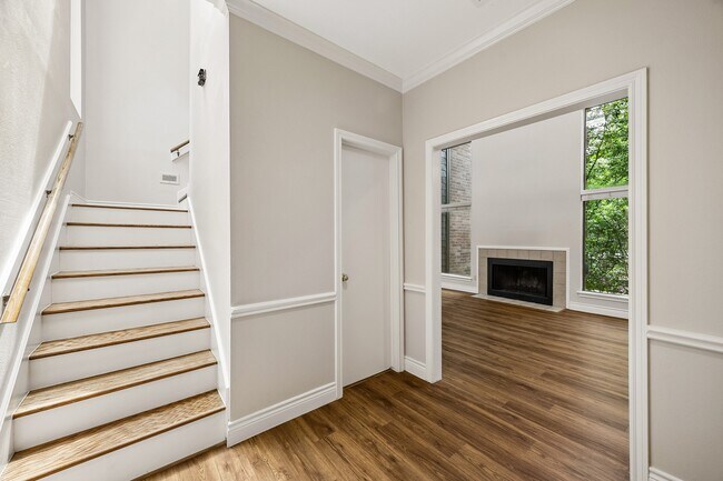 Building Photo - 250 Sugar Berry Cir