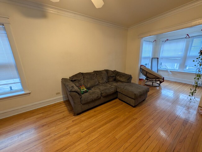 Building Photo - Spacious Albany Park 1-bed/1-bath with Sunroom and Dining Room