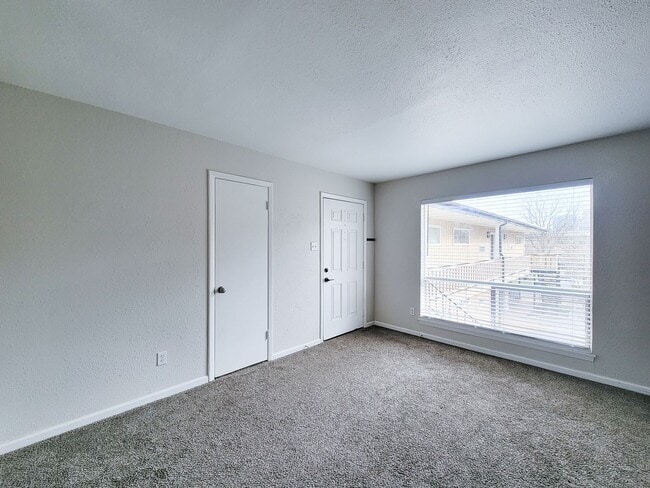 Building Photo - Completely renovated in the heart of Montrose. Spacious 1 bedroom 1 bath condo, upstairs corner u...