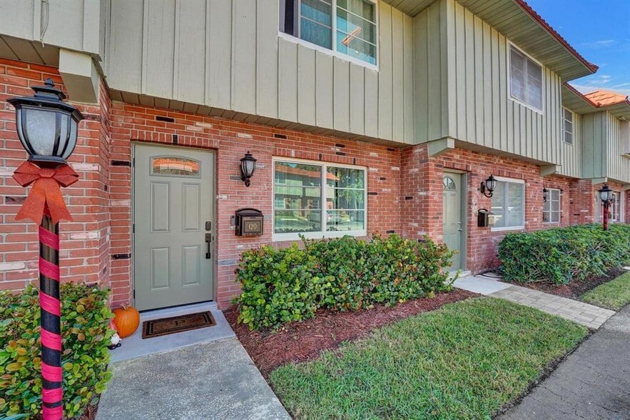 Building Photo - 120 NE 20th Ct