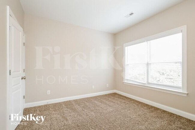Building Photo - 3040 Scottcrest Way