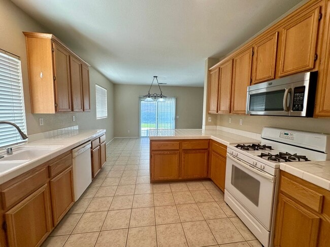 Building Photo - Large 3 bedroom home with loft and large b...