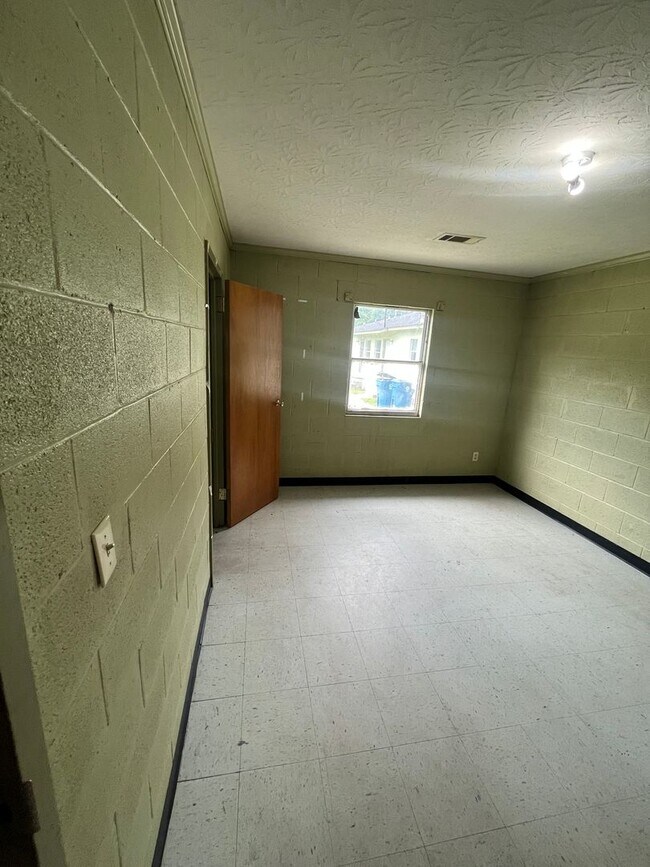 Building Photo - 2 Bed 1 Bath Apartment