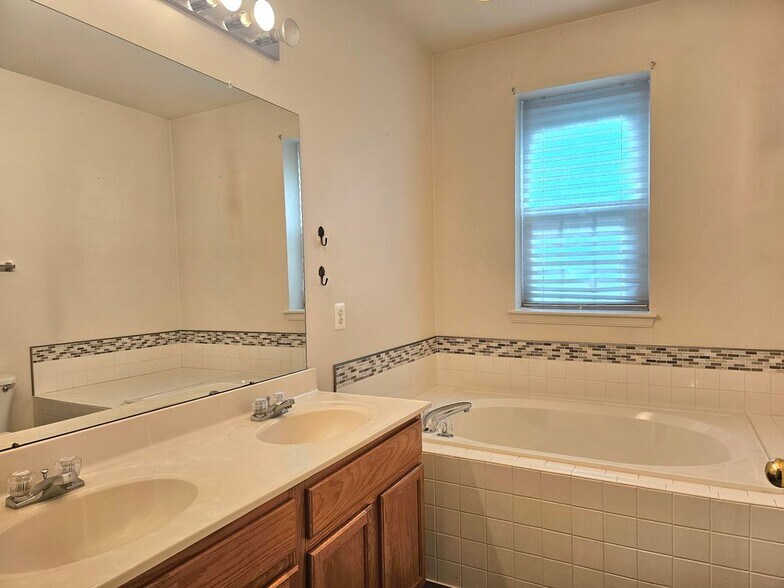 Building Photo - 2512 Willow Leaf Ct