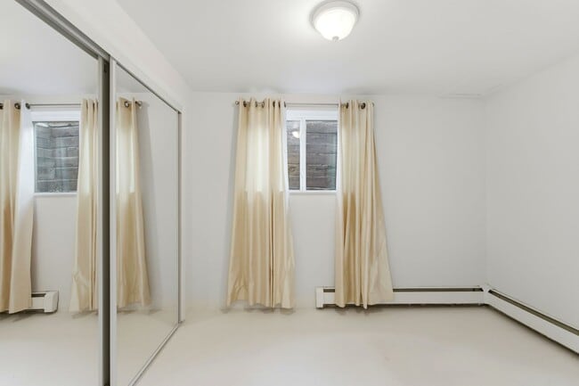 Building Photo - Beautiful 5-bed, 3.5 bath townhome steps from hiking trails and West Pearl St