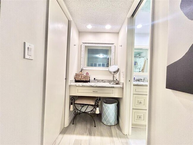 Building Photo - 3800 Oaks Clubhouse Dr