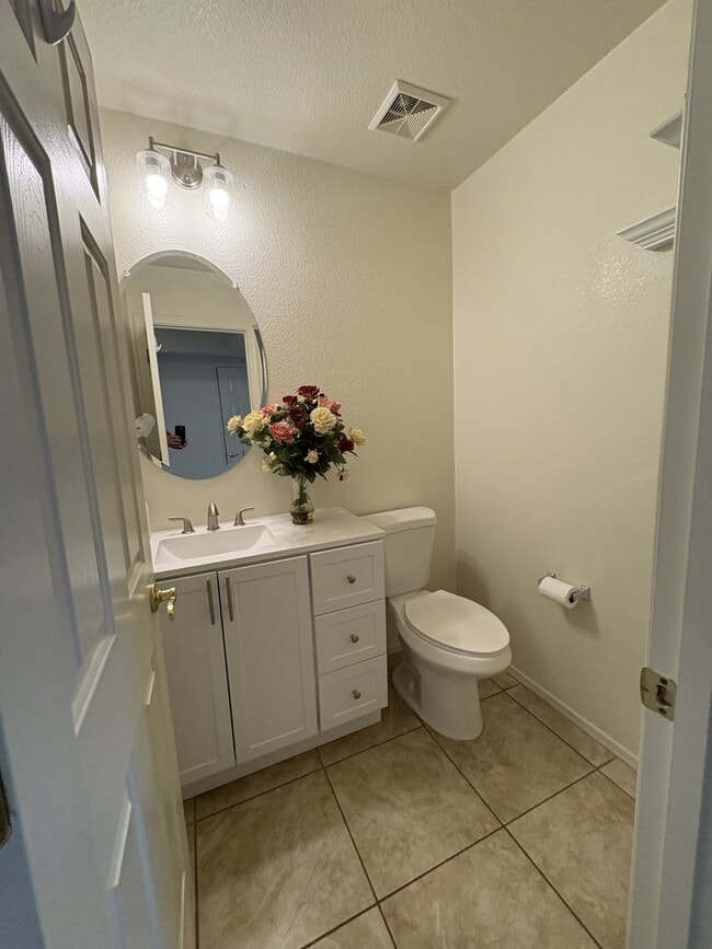 Building Photo - Riverhaven Great Central Location