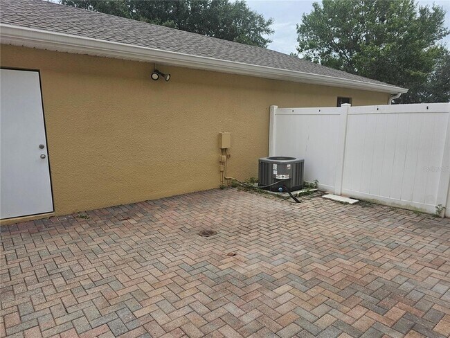Building Photo - 9153 Oak Fern Dr