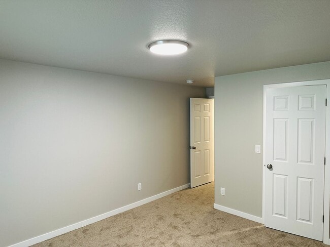 Building Photo - 710 SE 135th Ct
