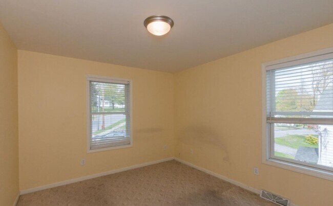 Building Photo - 14 Rowland St