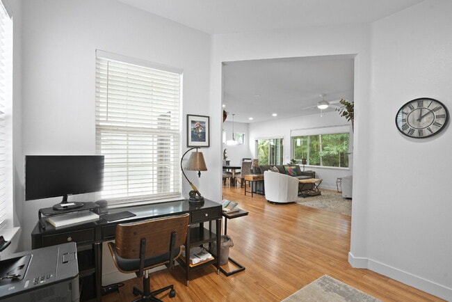 Building Photo - 211 Hampton Cir