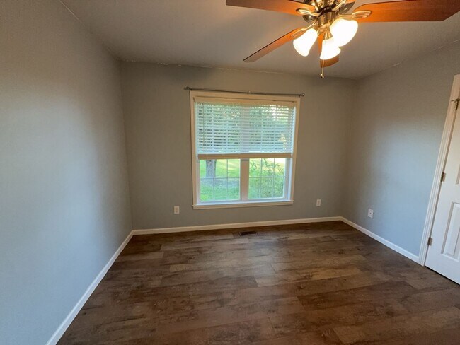 Building Photo - Justice Rd Avail for Rent!