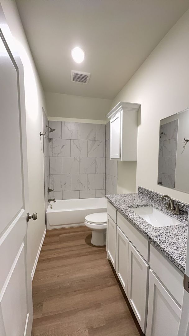 Building Photo - 3 Bedroom 2 Bath 2 Car Garage Duplex in Gr...