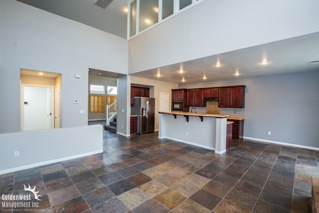 Building Photo - Spacious Home with Casita, Pool & Prime Las Vegas Location!